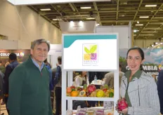 Álvaro Galeano y Aura Cacon, de Frutas Comerciales, empresa productora y exportadora de frutas exóticas de Colombia.